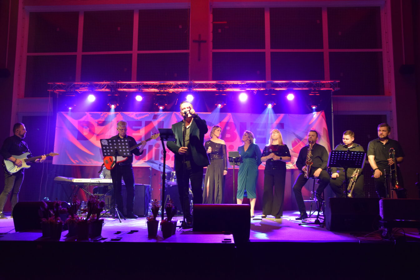 Na zdjęciu Kasztelan Band Project podczas koncertu z okazji Dnia Kobiet i Mężczyzn