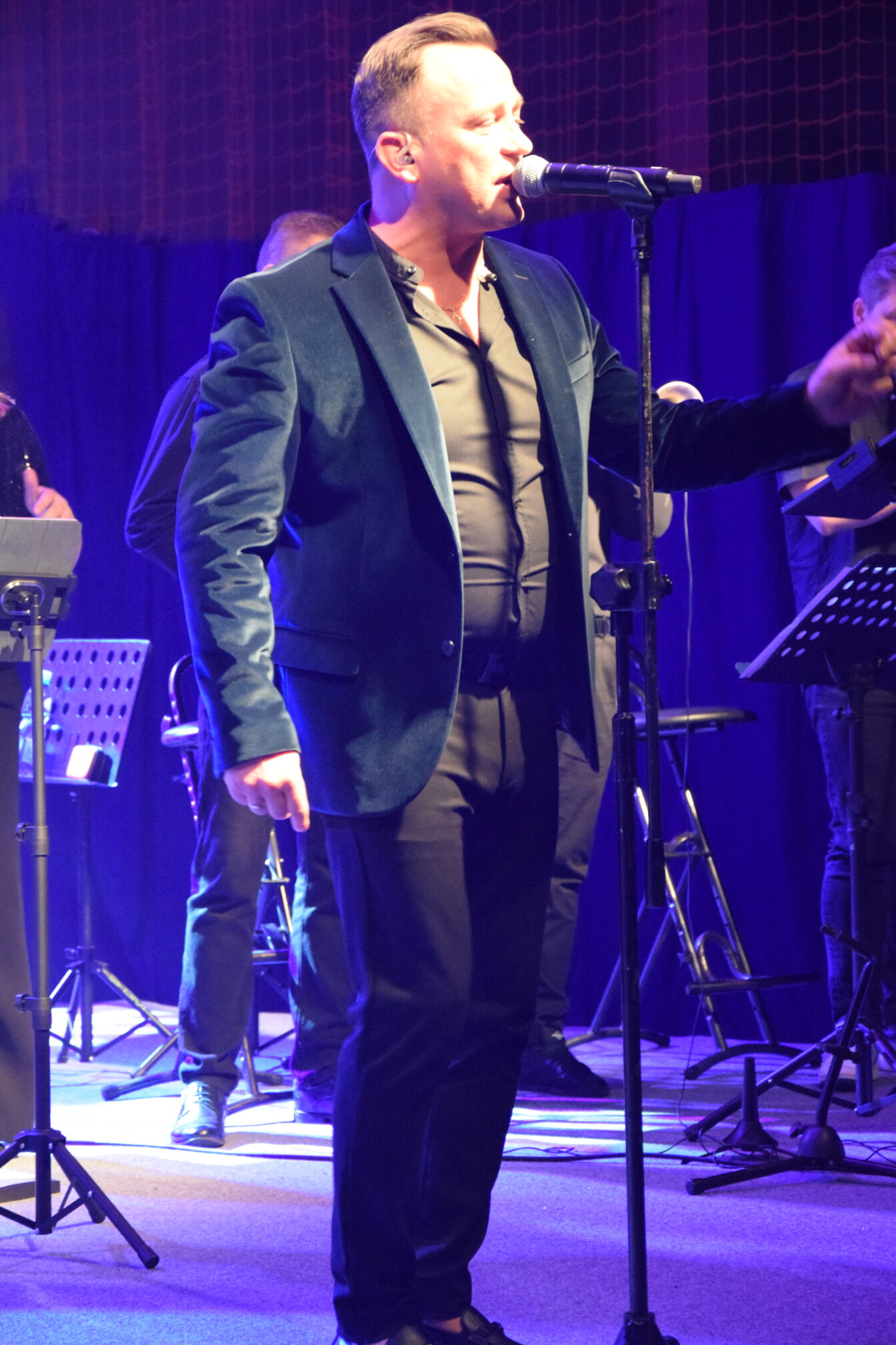Koncert z okazji Dnia Kobiet i Mężczyzn w Tuliszkowie. na zdjeciach wykoanwcy, czyli kasztelan Band Projecct, kapela Od Dziadowic a także publiczność